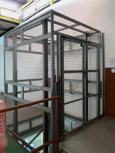 Wire-mesh enclosure in painted steel finishing, cargo platform lift