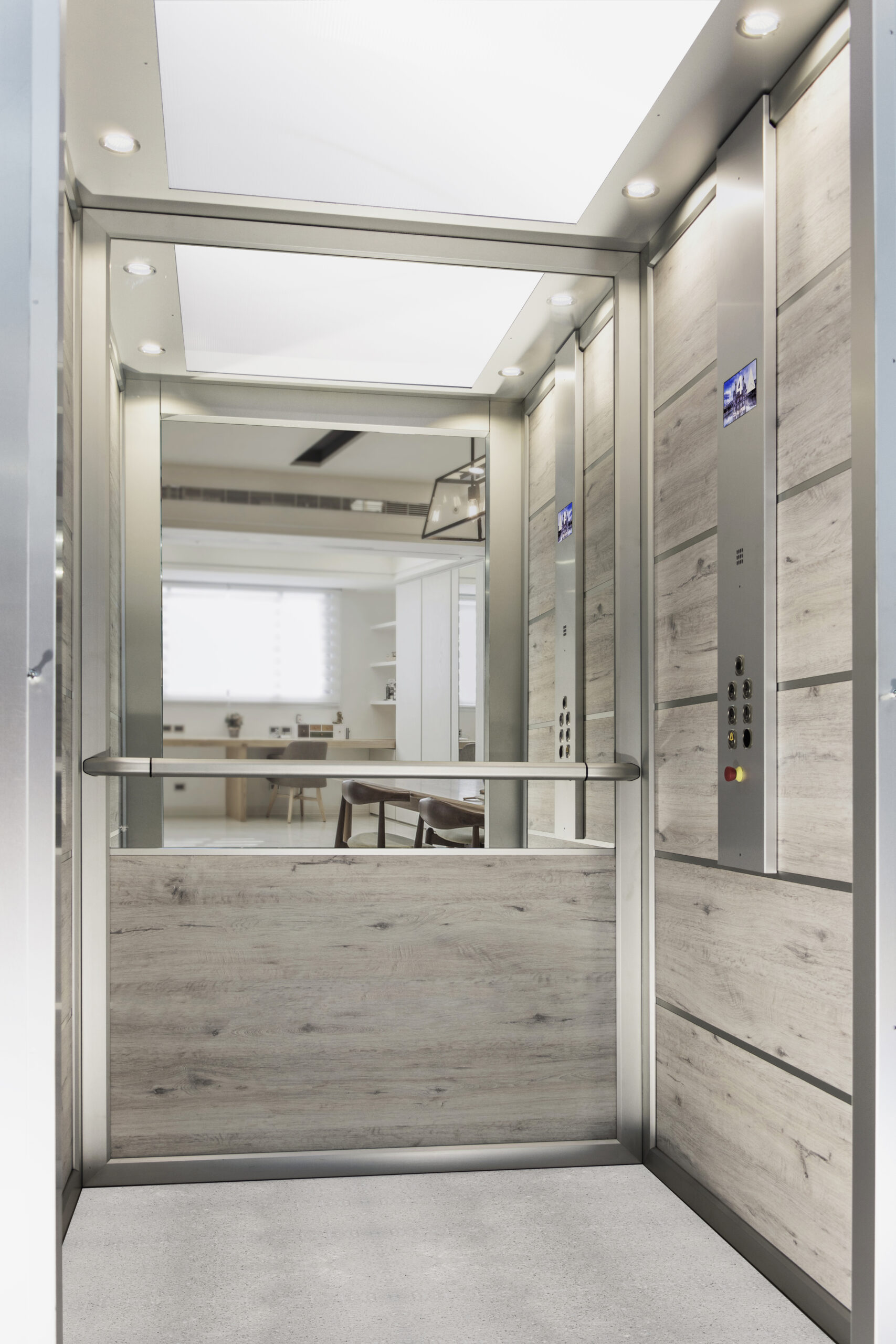 Hydraulic Elevator Smart with Full-height satin steel control panel